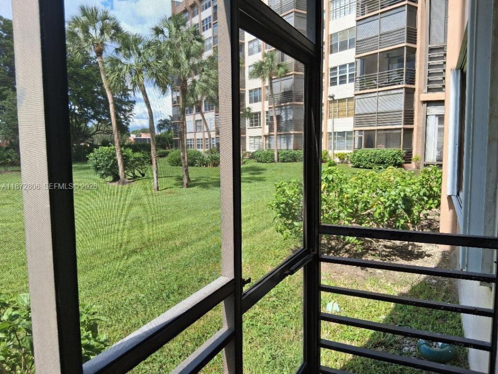 1000 St Charles Pl, Unit L20, Pembroke Pines, FL 33026 Photo