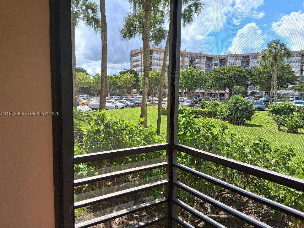 1000 St Charles Pl, Unit L20, Pembroke Pines, FL 33026 Photo