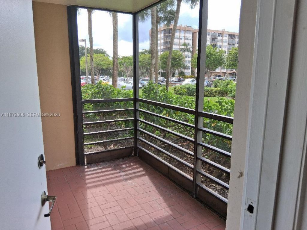 1000 St Charles Pl, Unit L20, Pembroke Pines, FL 33026 Photo