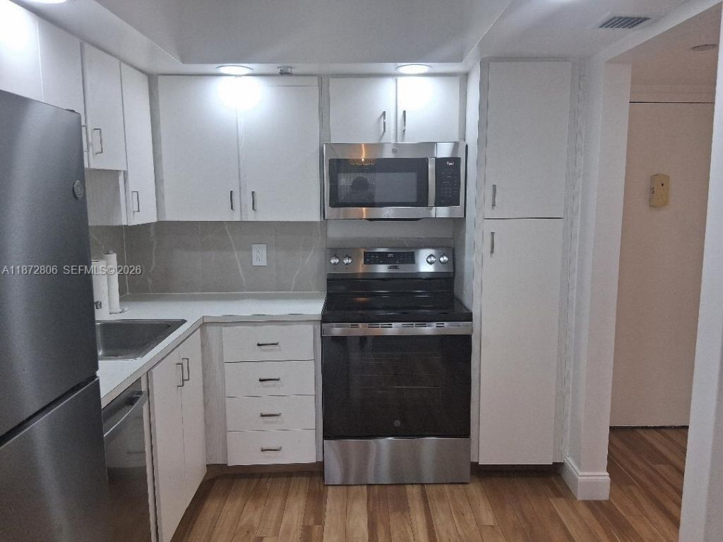 1000 St Charles Pl, Unit L20, Pembroke Pines, FL 33026 Photo