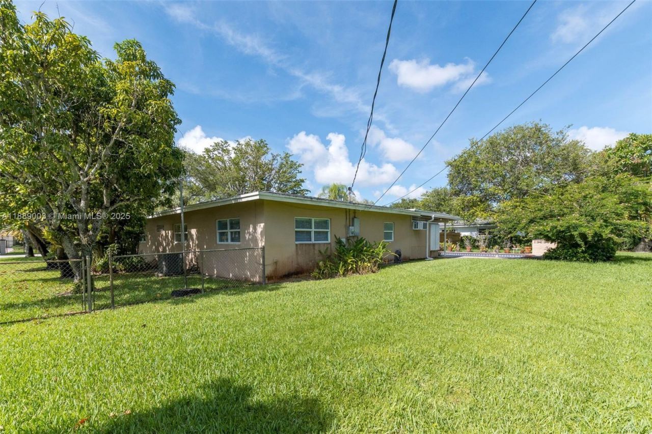 8241 SW 142nd St, Palmetto Bay, FL 33158 Photo