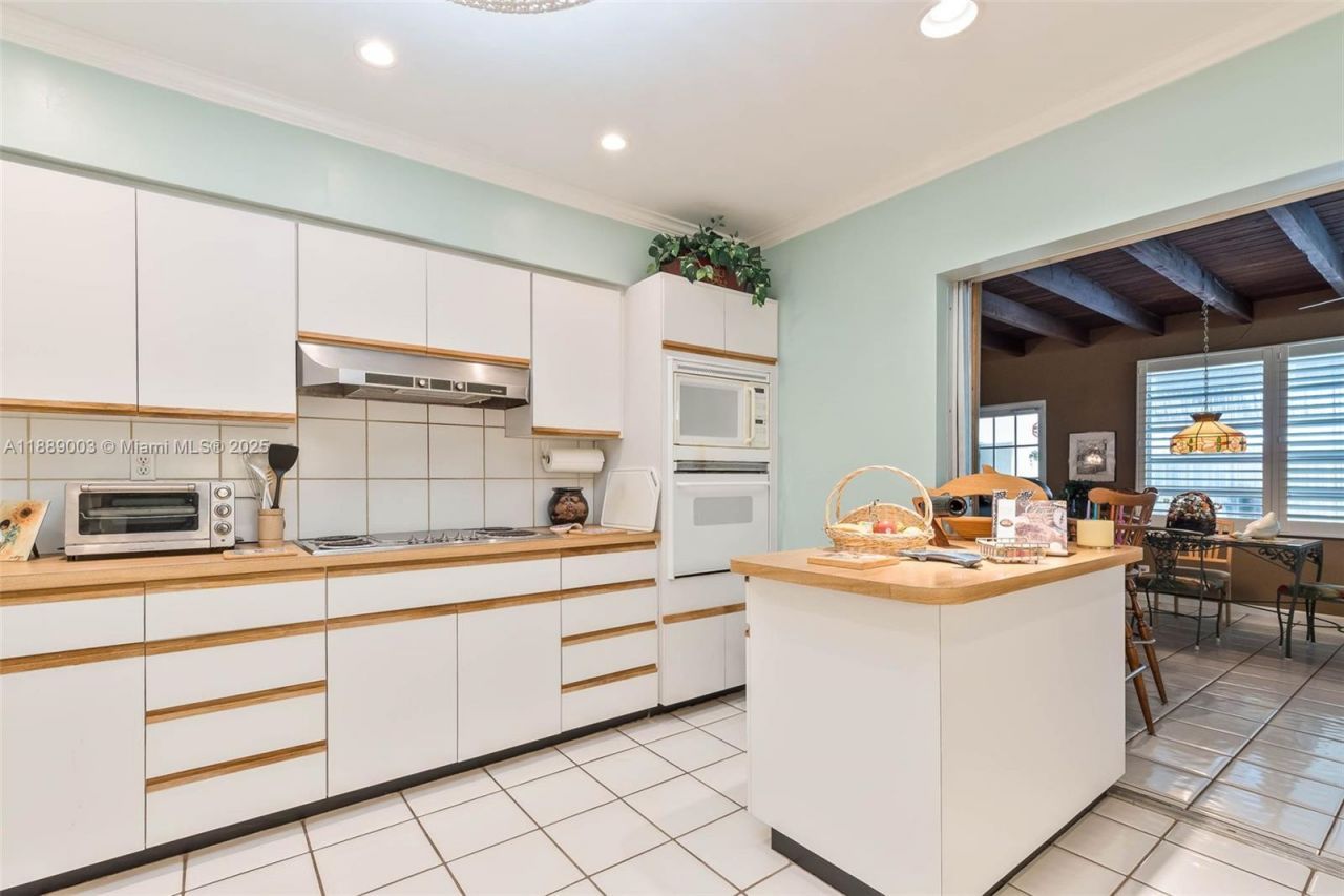 8241 SW 142nd St, Palmetto Bay, FL 33158 Photo
