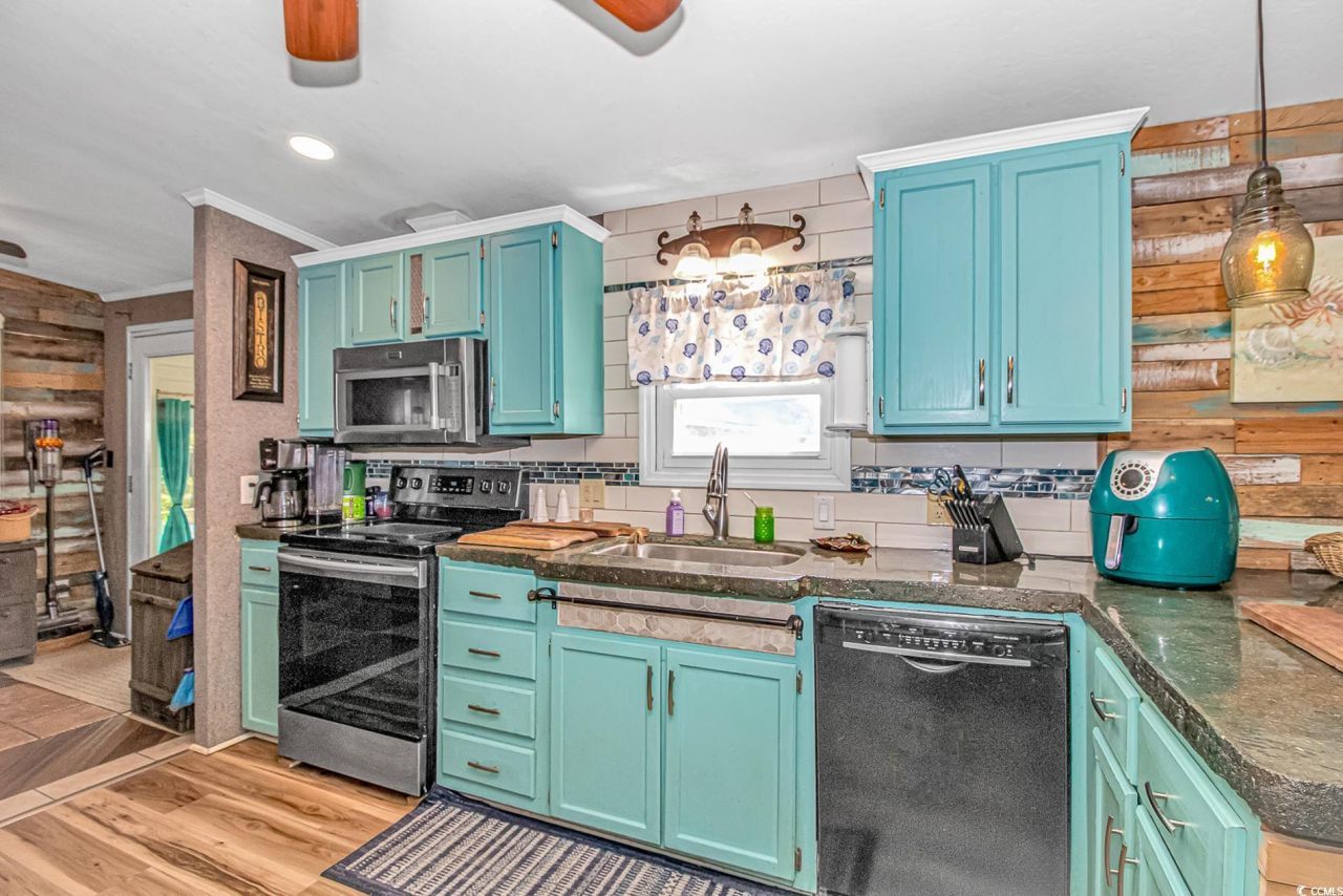 3272 Lyndon Dr. Photo 4