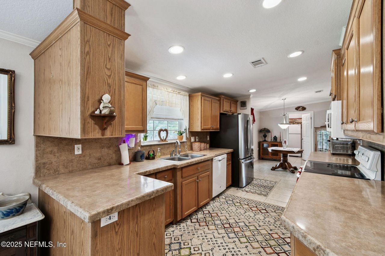 135 Lake Como Drive, Pomona Park, FL 32181 Photo