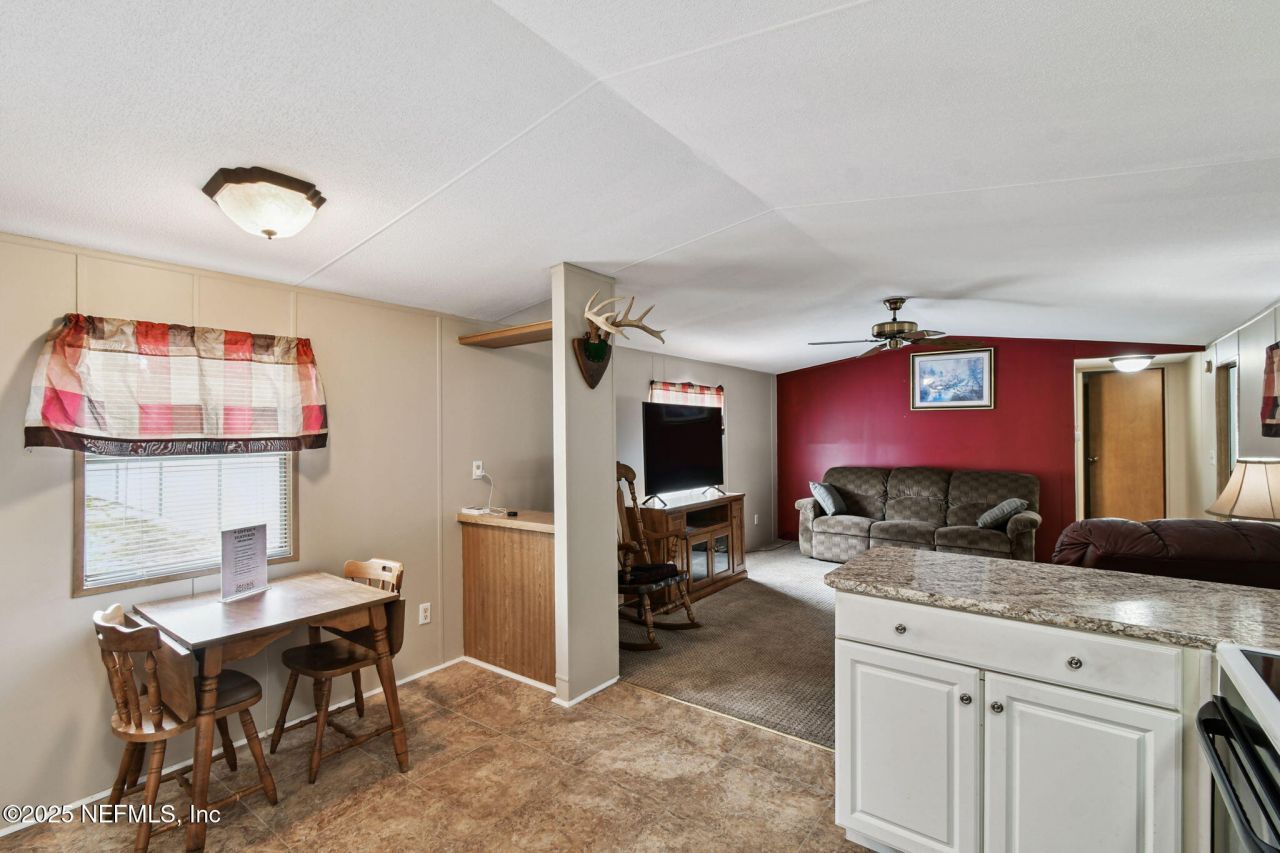 135 Lake Como Drive, Pomona Park, FL 32181 Photo