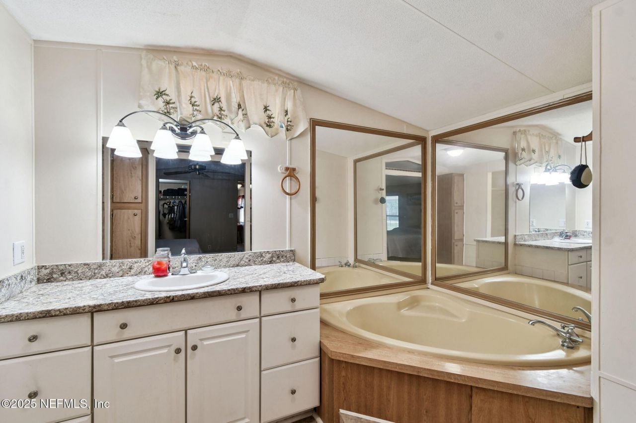 135 Lake Como Drive, Pomona Park, FL 32181 Photo