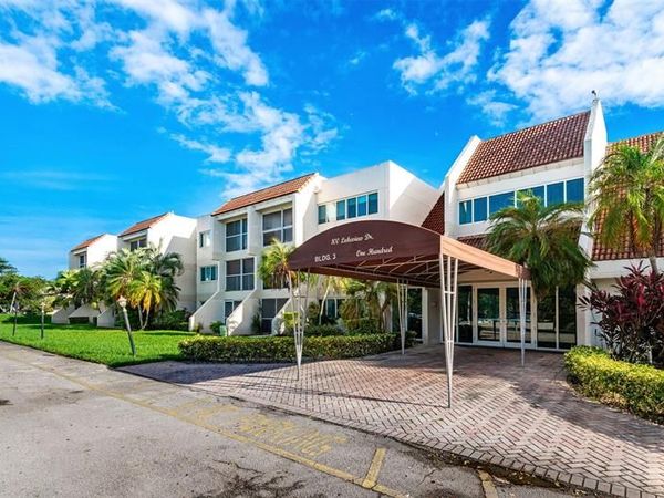 100 Lakeview Dr, Unit 206, Weston, FL 33326