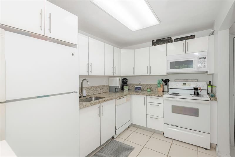 100 Lakeview Drive, Unit 206, Weston, FL 33326 Photo