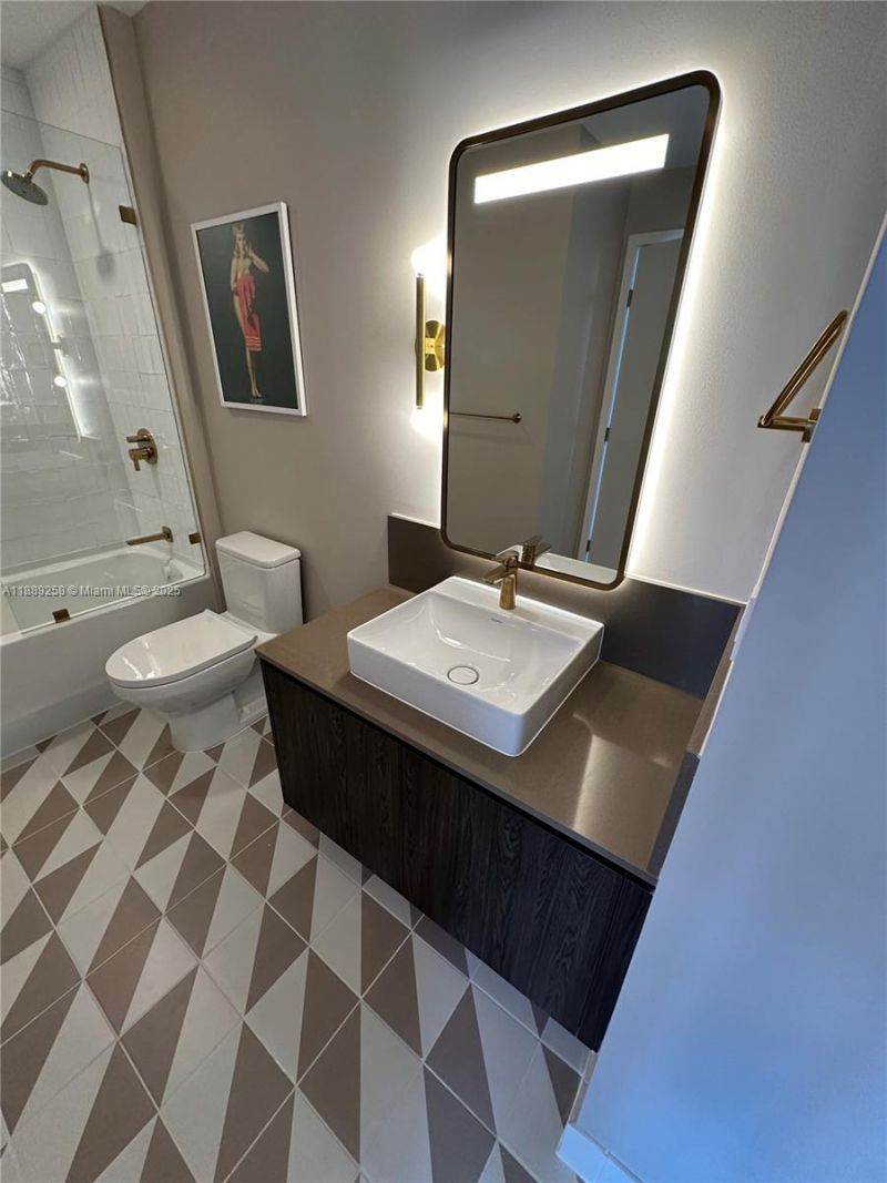 159 NE 6th St, Unit PH-5013, Miami, FL 33132 Photo