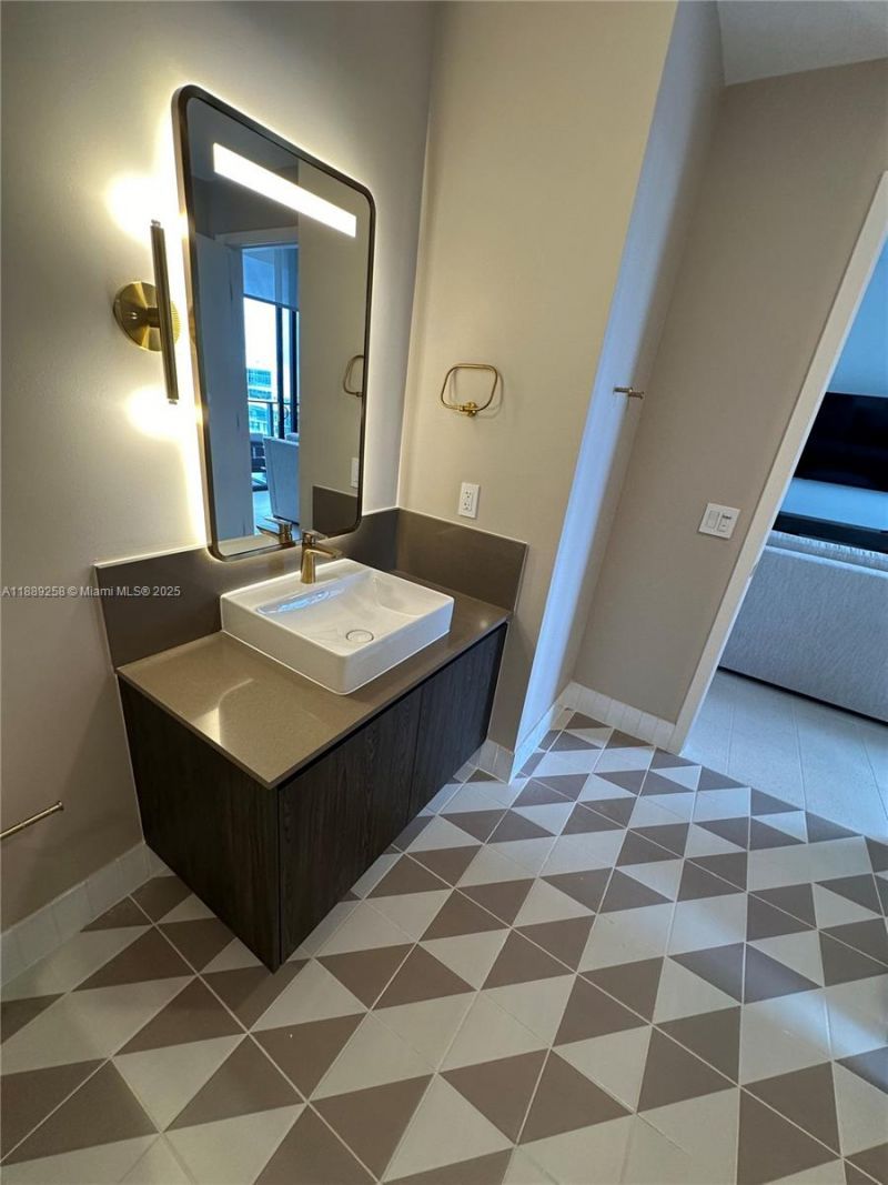 159 NE 6th St, Unit PH-5013, Miami, FL 33132 Photo