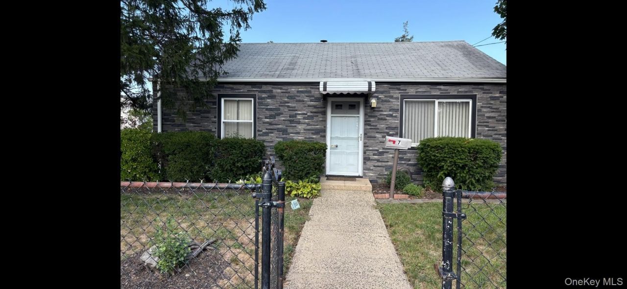 7 Pilot Street, Hempstead, NY 11550 Main Photo