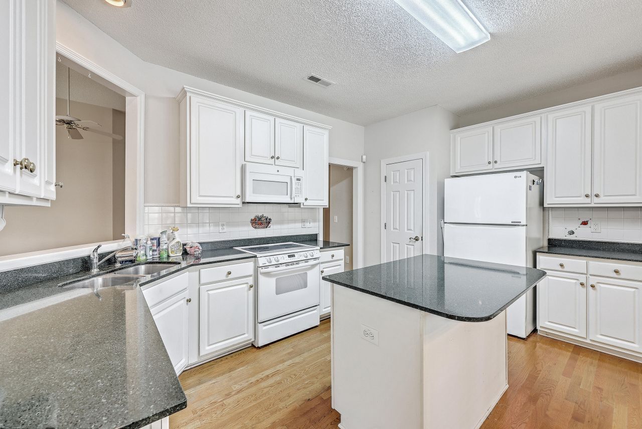 301 Bellerive Lane Photo 18