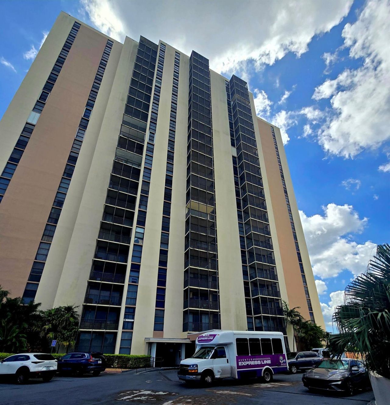 20335 W Country Club Drive, Unit 2208, Aventura, FL 33180 Photo