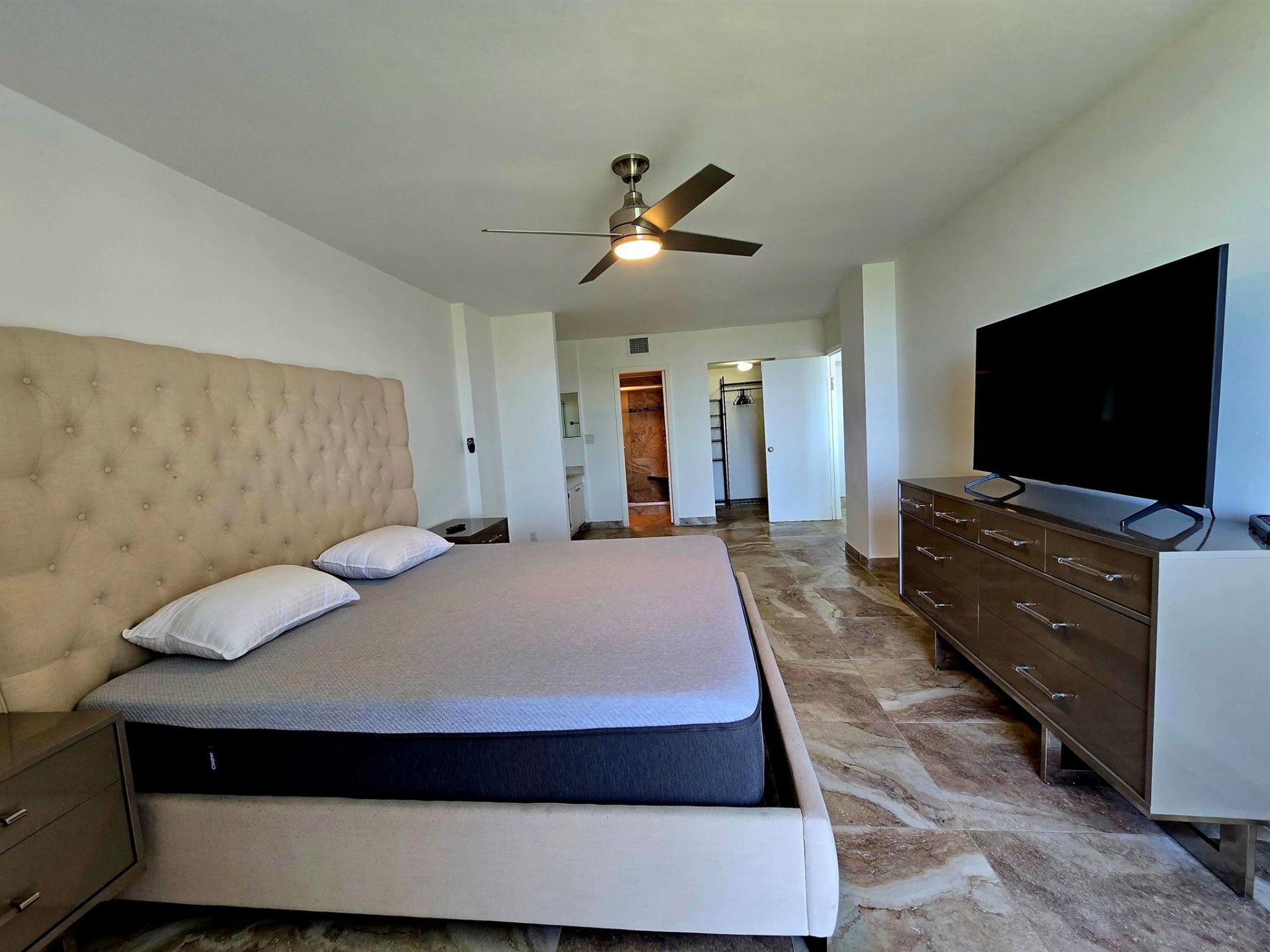 20335 W Country Club Drive, Unit 2208, Aventura, FL 33180 Photo