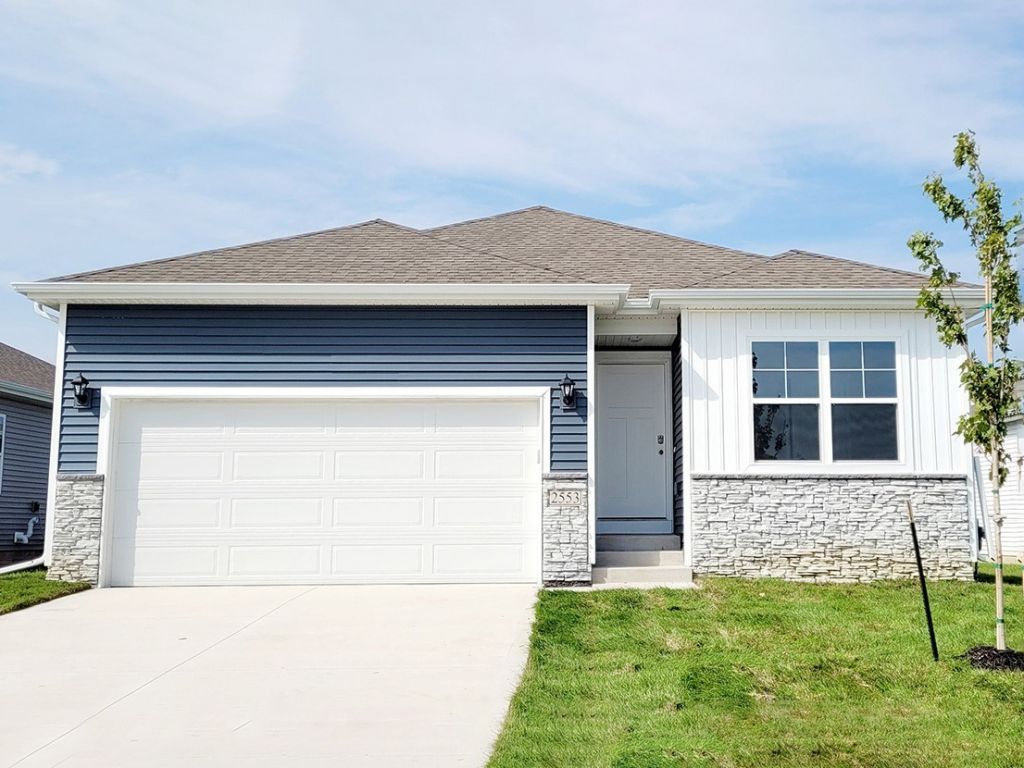12 Verbena Lane Sw, Cedar Rapids, IA 52404 Main Photo