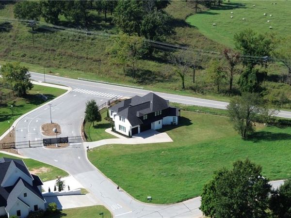 3 Castle Oaks Court, Rogers, AR 72758