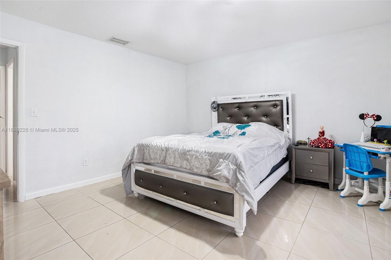 7000 W 15th Ct, Hialeah, FL 33014 Photo