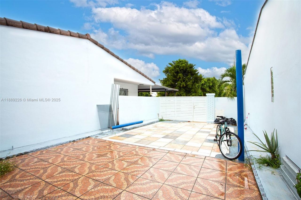 7000 W 15th Ct, Hialeah, FL 33014 Photo