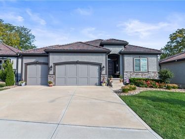 2122 NW Ashurst Drive, Lee's Summit, MO 64081