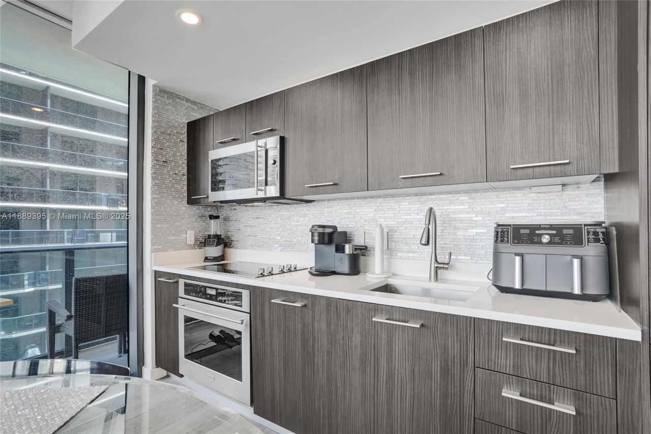 55 SW 9th St, Unit 2201, Miami, FL 33130 Photo