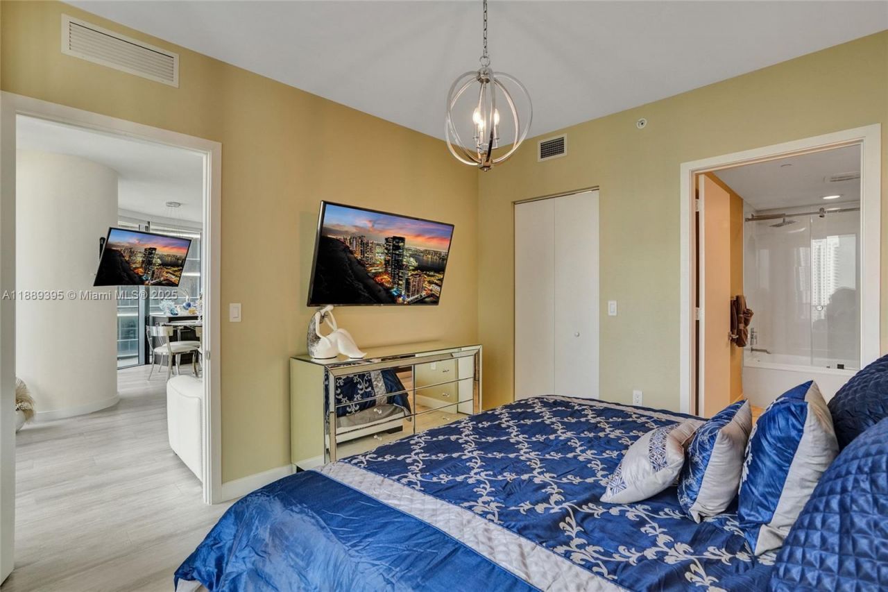 55 SW 9th St, Unit 2201, Miami, FL 33130 Photo