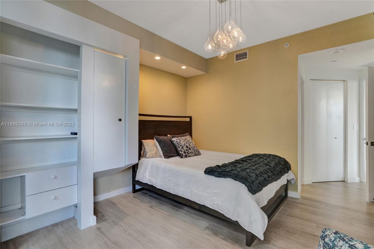 55 SW 9th St, Unit 2201, Miami, FL 33130 Photo