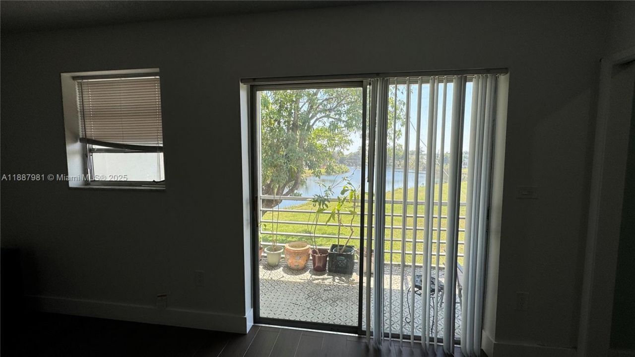 160 NE 203rd Ter, Unit E31, Miami Gardens, FL 33179 Photo