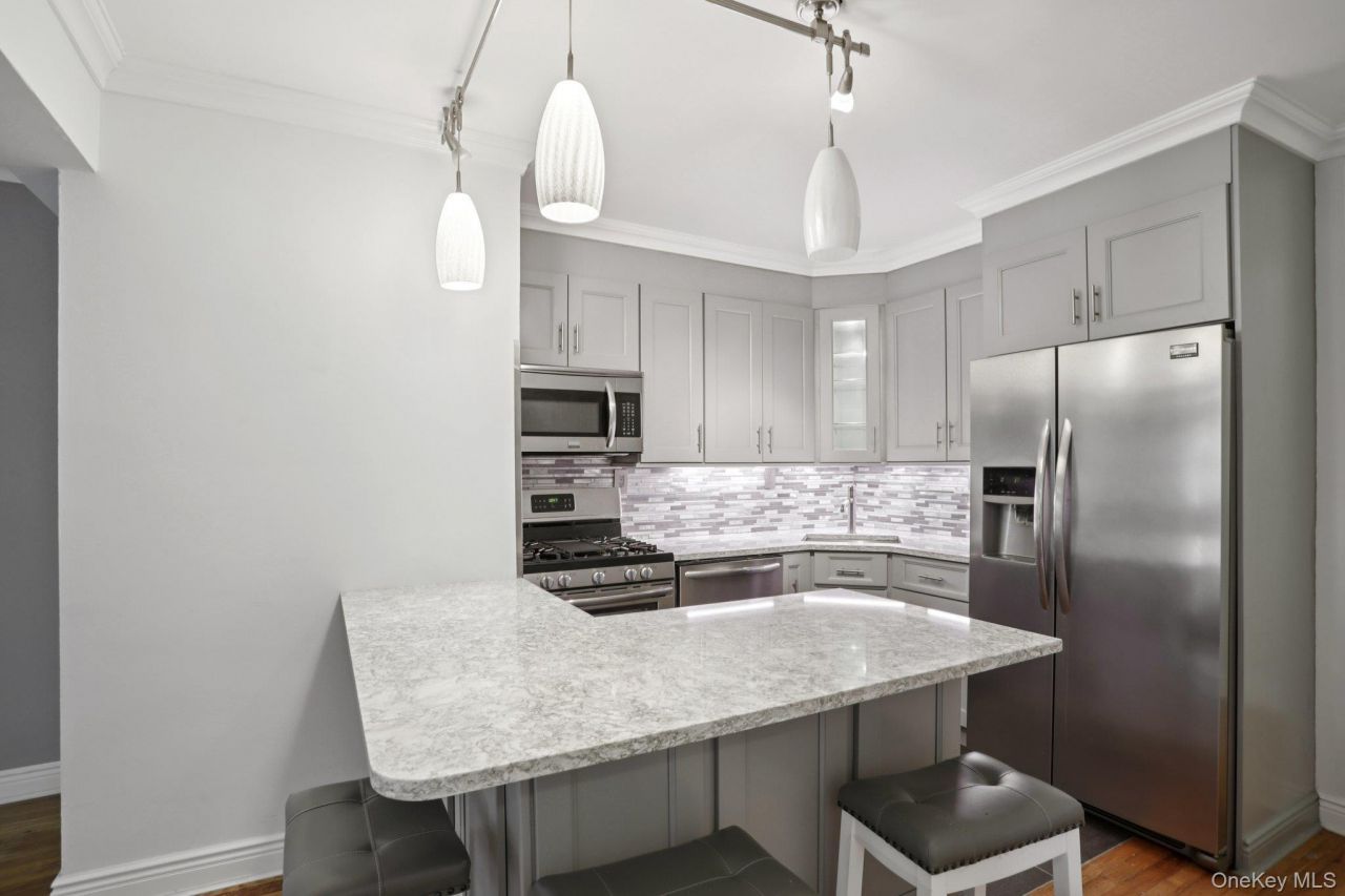 255 Bronx River Road, Unit 8J, Yonkers, NY 10704 Main Photo