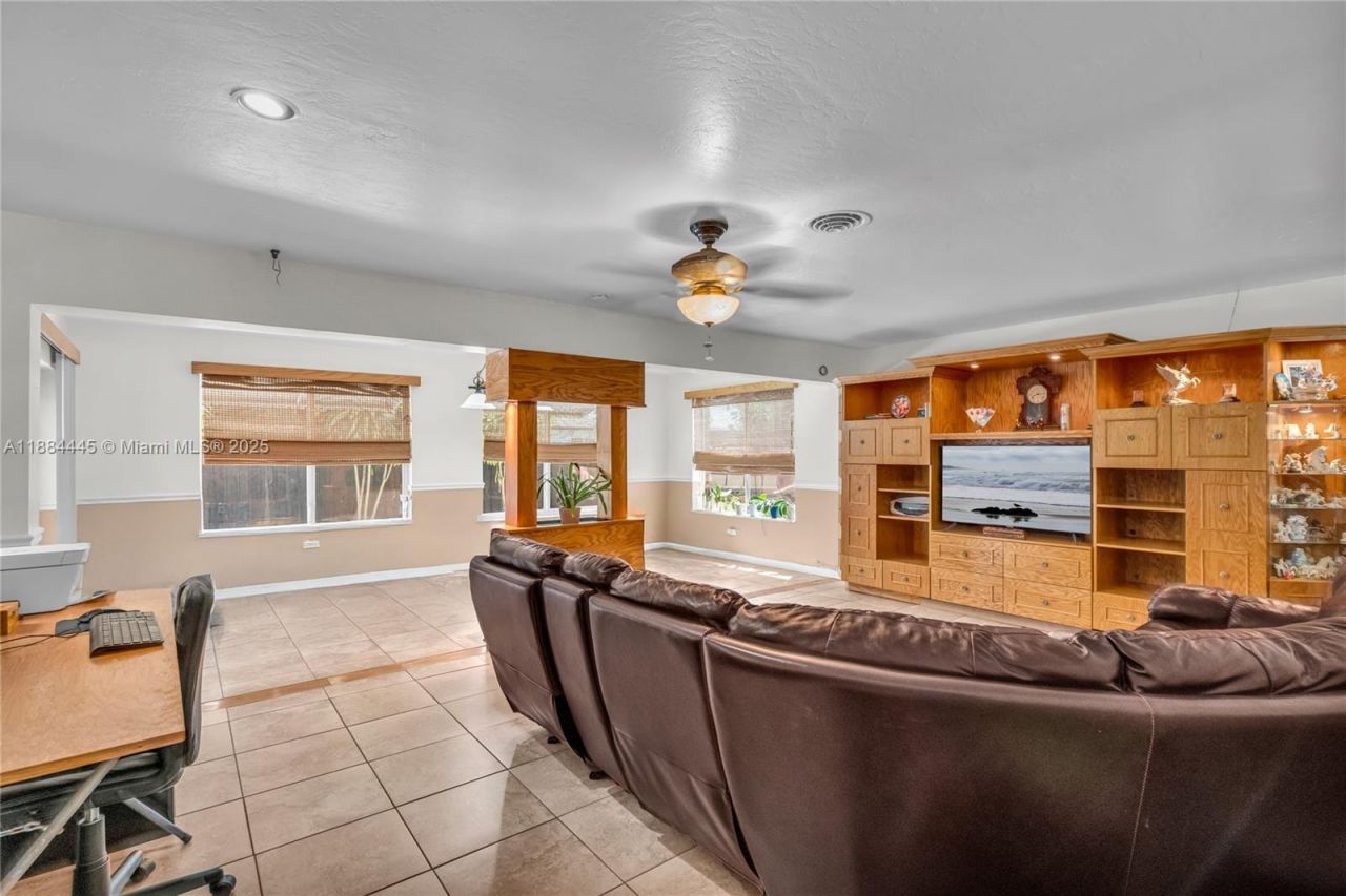 421 SW 64th Way, Pembroke Pines, FL 33023 Photo