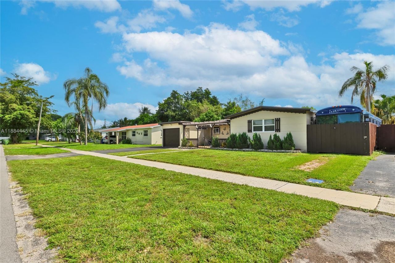 421 SW 64th Way, Pembroke Pines, FL 33023 Photo