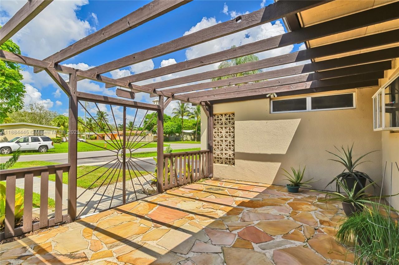 421 SW 64th Way, Pembroke Pines, FL 33023 Photo