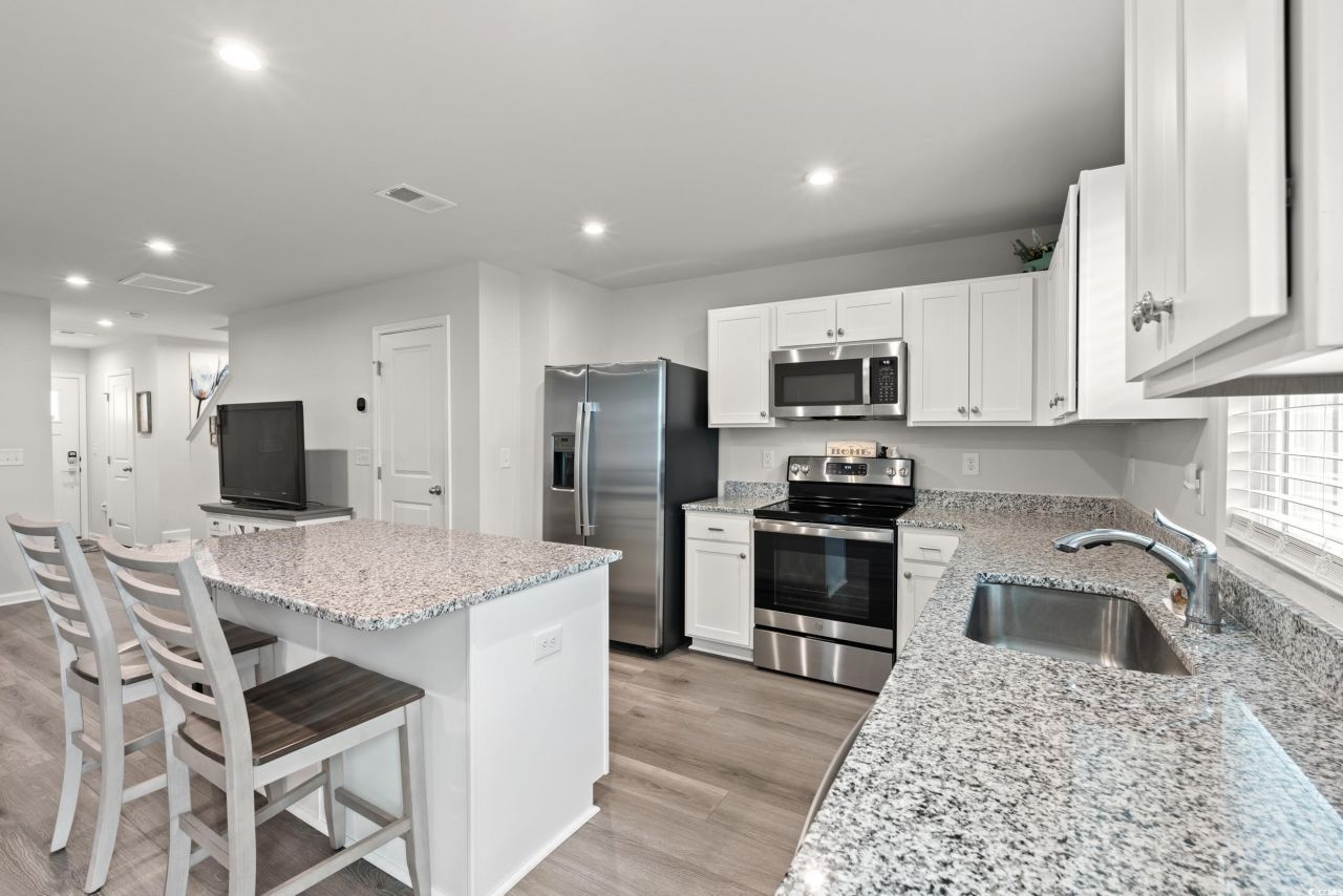 301 Granada St. Photo 7