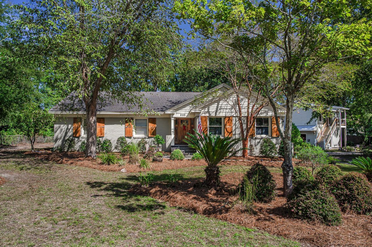 933 Lakeview Drive Photo 6