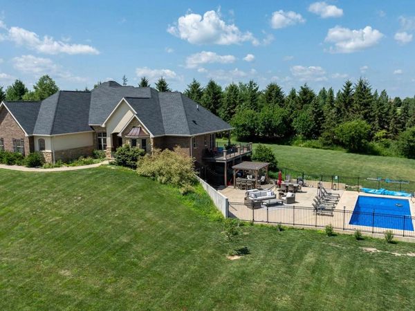 2189 Tuscany Ridge Drive, Dubuque, IA 52002