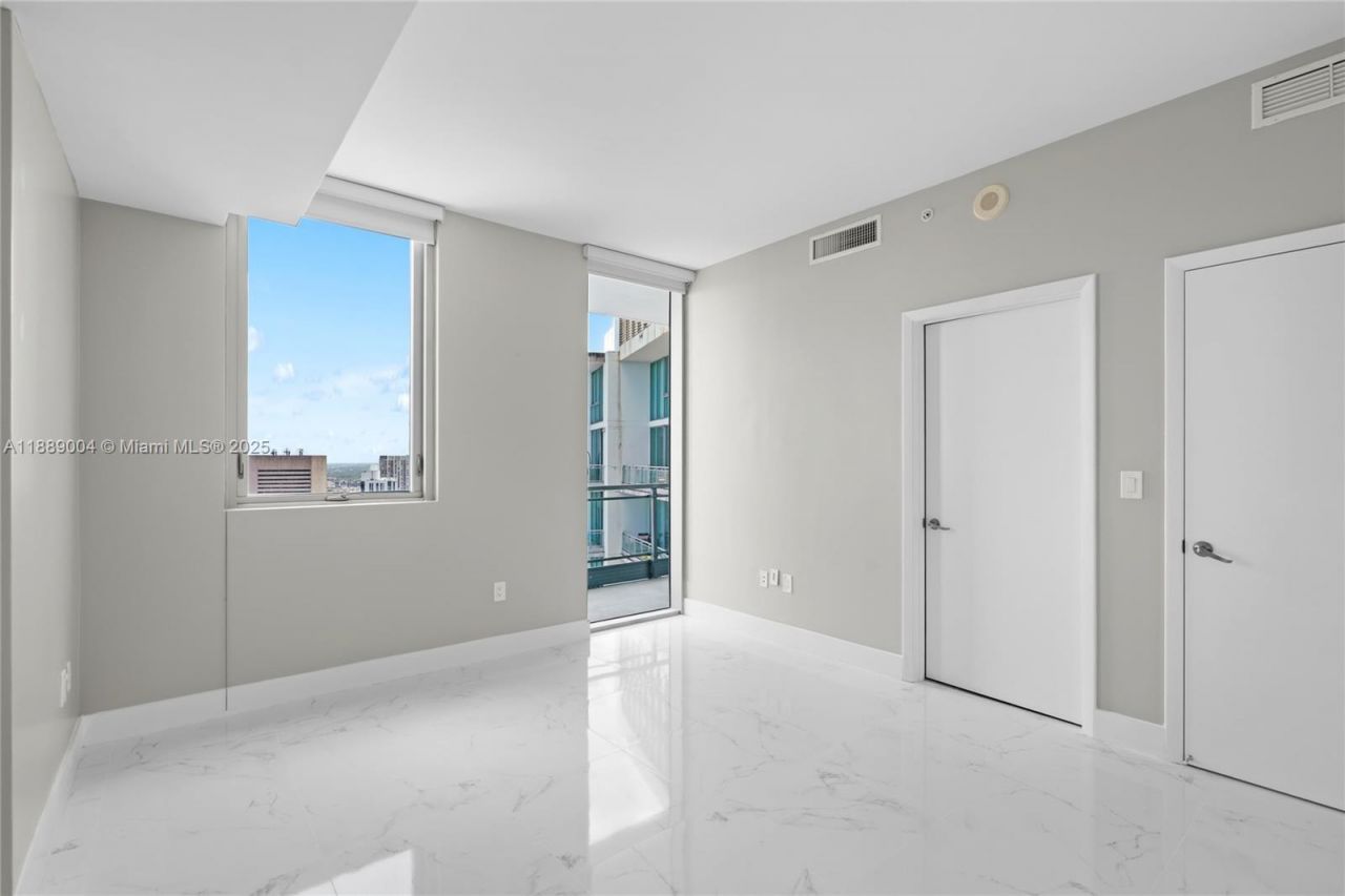 92 SW 3rd St, Unit 5206, Miami, FL 33130 Photo