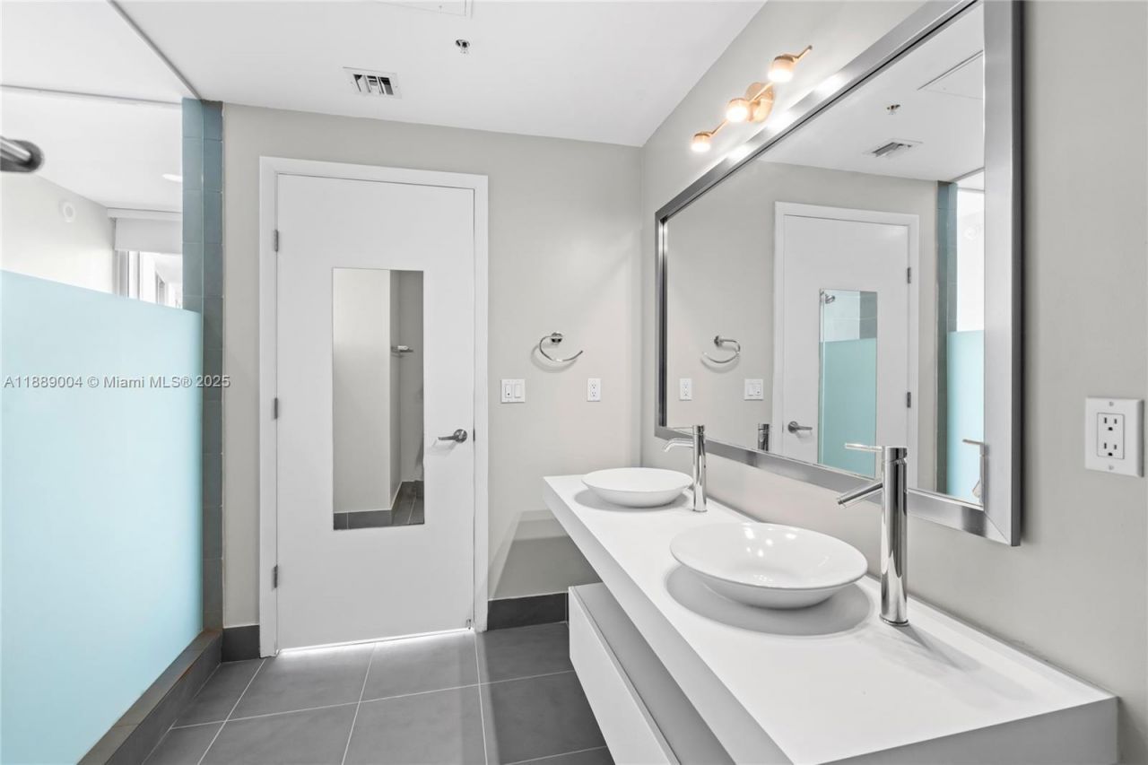 92 SW 3rd St, Unit 5206, Miami, FL 33130 Photo