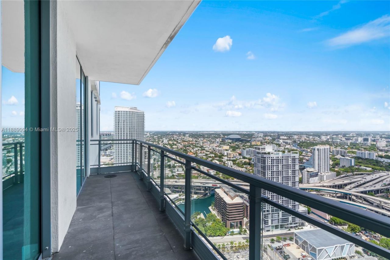 92 SW 3rd St, Unit 5206, Miami, FL 33130 Photo