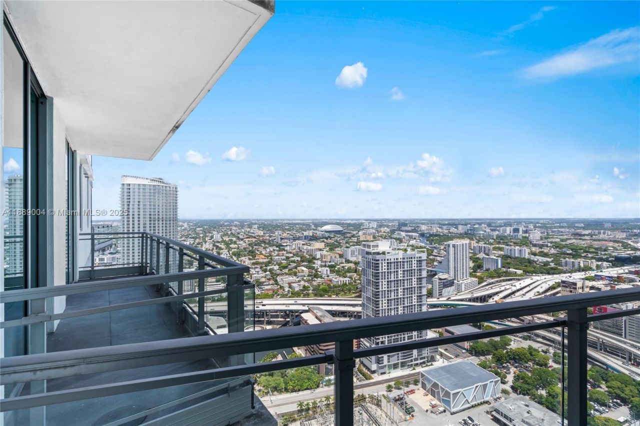 92 SW 3rd St, Unit 5206, Miami, FL 33130 Photo