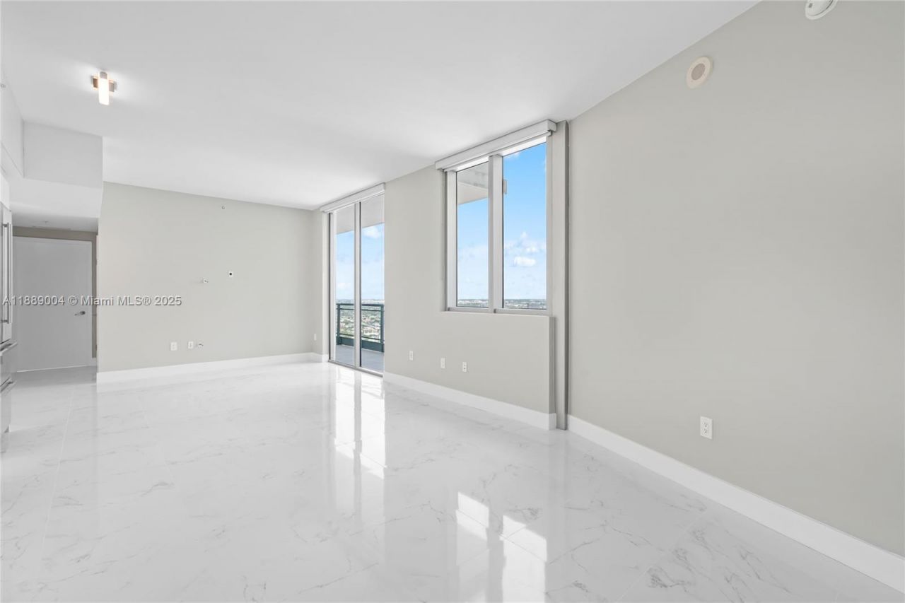 92 SW 3rd St, Unit 5206, Miami, FL 33130 Photo