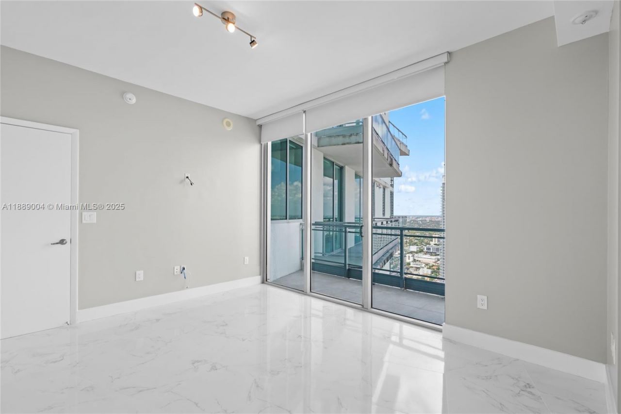 92 SW 3rd St, Unit 5206, Miami, FL 33130 Photo