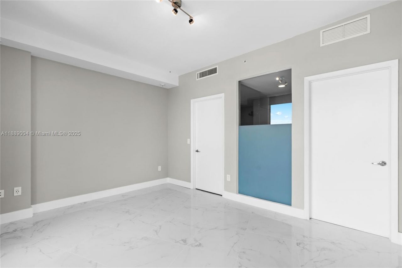 92 SW 3rd St, Unit 5206, Miami, FL 33130 Photo