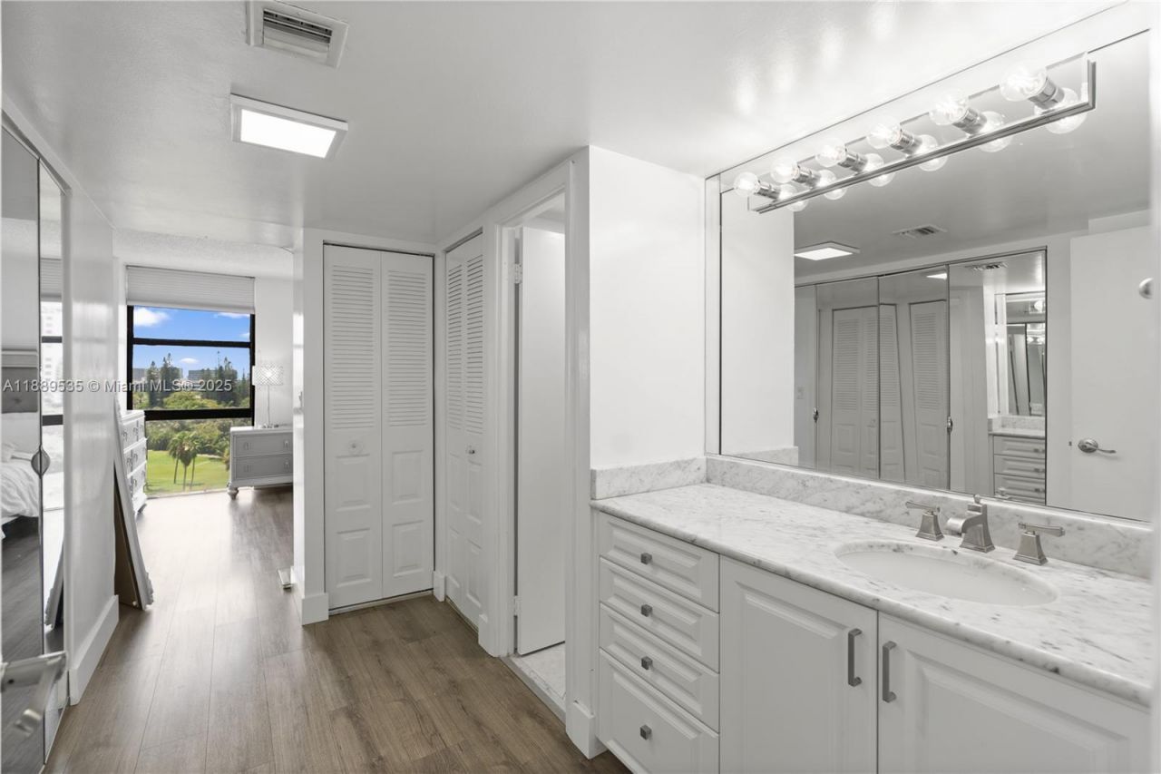 20301 W Country Club Dr, Unit 829, Aventura, FL 33180 Photo