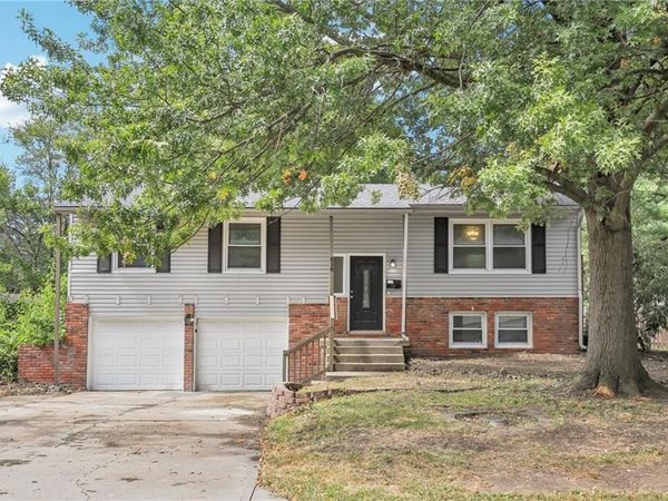 614 NW Fair Lane, Lee's Summit, MO 64063