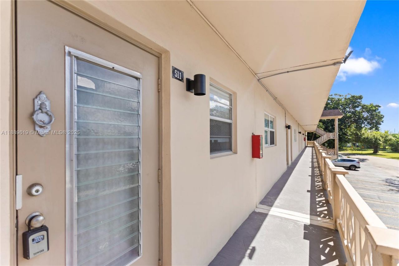 4701 NW 34th St, Unit 511, Lauderdale Lakes, FL 33319 Photo