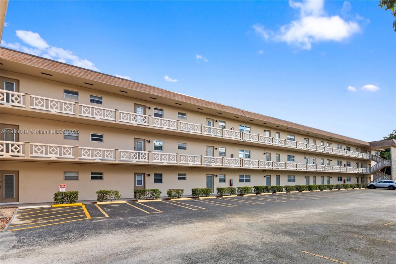 4701 NW 34th St, Unit 511, Lauderdale Lakes, FL 33319 Photo