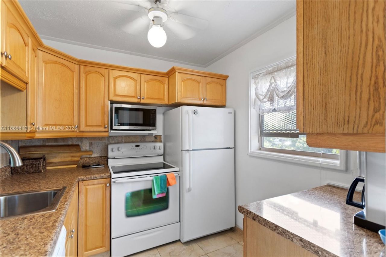 4701 NW 34th St, Unit 511, Lauderdale Lakes, FL 33319 Photo