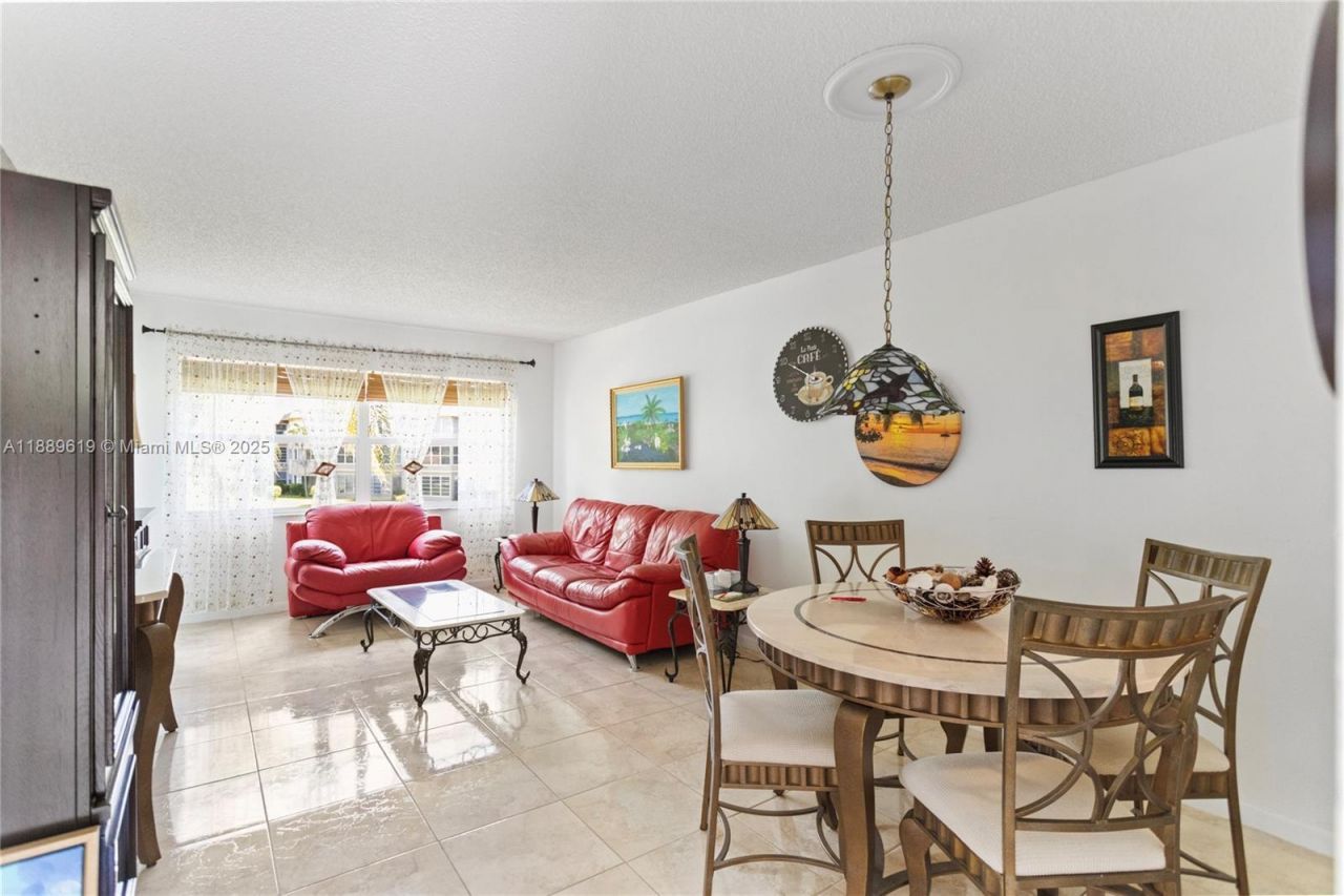4701 NW 34th St, Unit 511, Lauderdale Lakes, FL 33319 Photo