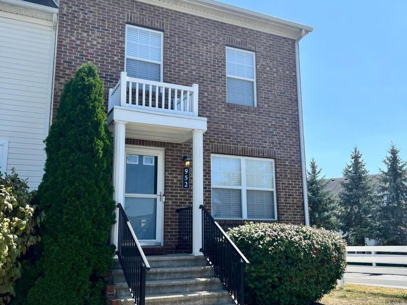 952 Hartford Village Boulevard, Columbus, OH 43228 Photo 1