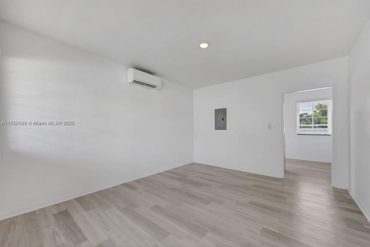 570 NE 68th St, Miami, FL 33138 Photo