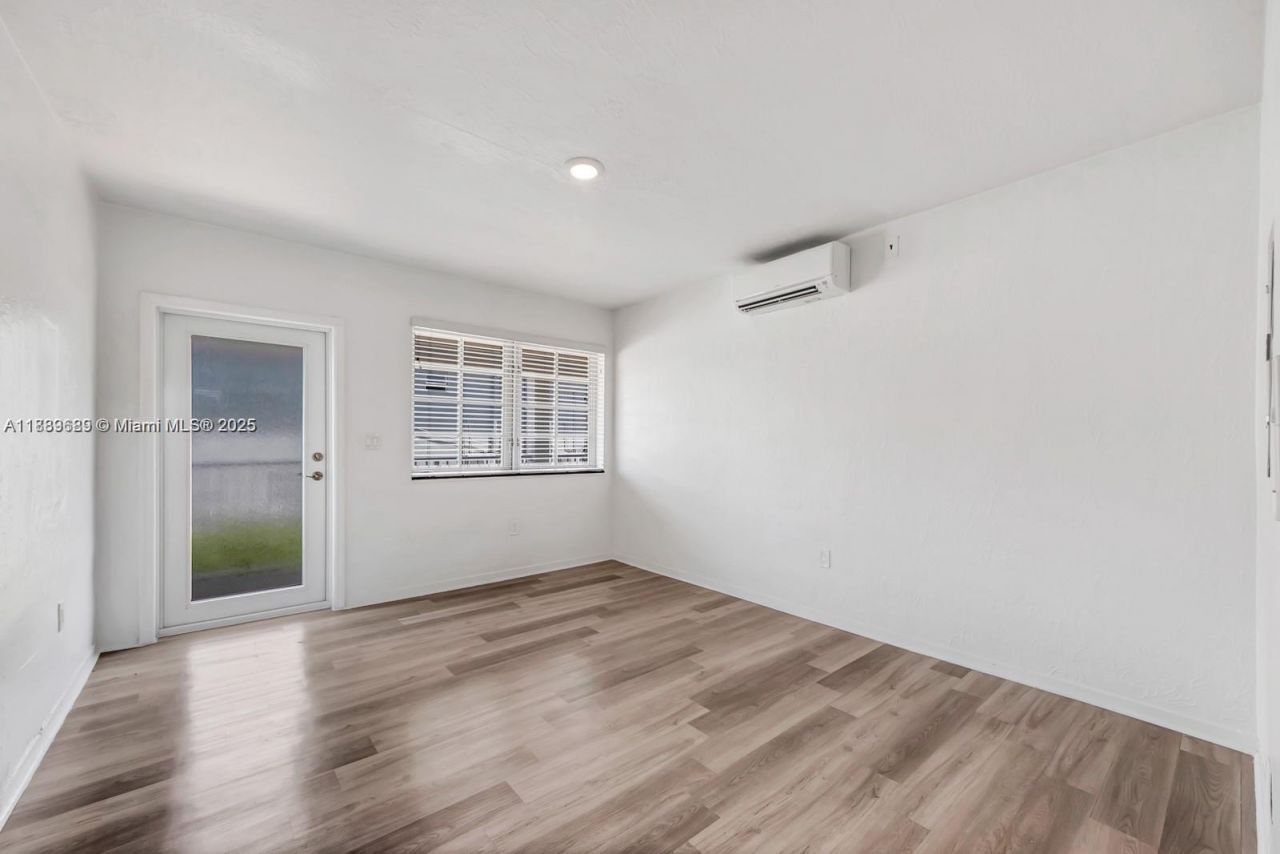 570 NE 68th St, Miami, FL 33138 Photo